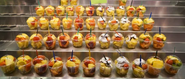 Rynek Owoce Plastikowych Kubkach Różne Owoce Tropikalne — Zdjęcie stockowe