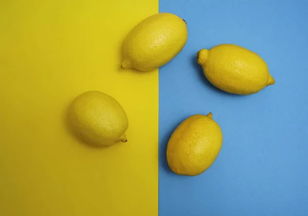 Dört Limon Kağıt Sarı Mavi Zemin Üzerine Sarı Gıda Arka — Stok fotoğraf