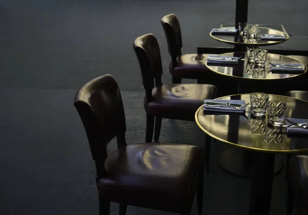 夜のバーやレストランで赤い革張りの椅子付きの本物の黒い木製のテーブル — ストック写真