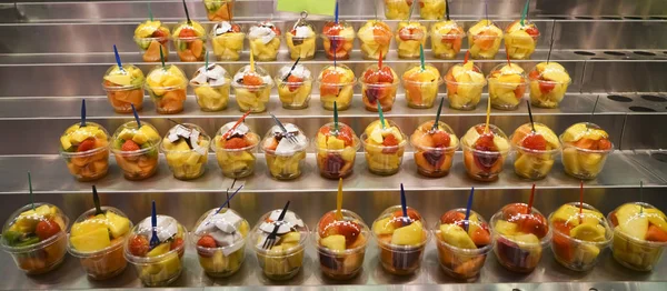 Mercato Frutta Nei Bicchieri Plastica Vari Frutti Tropicali — Foto Stock