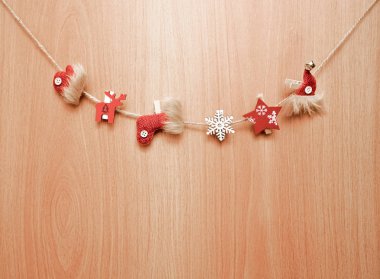 mitten, ahşap geyik, çorap, ahşap kar tanesi, Kızılyıldız, Noel şapka bir ipte asılı. ahşap arka plan. boş kopya alanı yazıt için. 