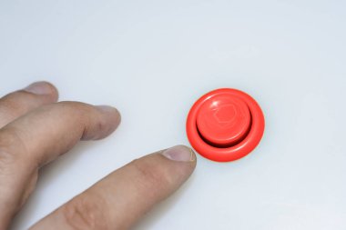 adamın elini itme düğmesini.