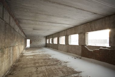 boş karlı depo. soğuk alan içinde. kapalı oda. beton zeminüzerinde kar kayması.