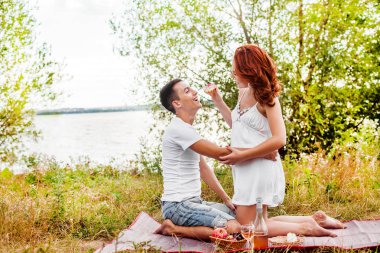 Mutlu genç çift üzerinde piknik.