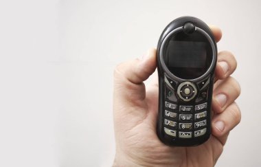 bir vintage siyah cep, cep telefonu tutan erkek el. Beyaz arka plan üzerinde izole. 