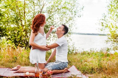 Mutlu genç çift üzerinde piknik.