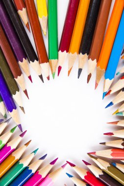 Beyaz arkaplanda renkli kalemler. 