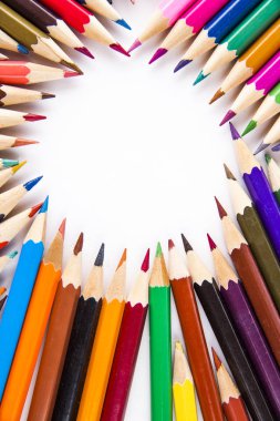 Beyaz arkaplanda renkli kalemler. 