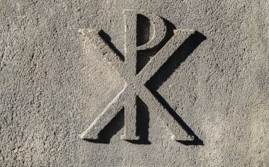 XP - İşaret, Hıristiyanlığın sembolü - Hristiyanlık. Yüce İsa aşkına. Gri taş dokusunda. 