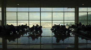 Barselona, Ispanya-30 Kasım 2018: uçak için boş Havaalanı salonunda ayrılmak için bekleyen insanlar. Barselona Uluslararası Havaalanı El Prat. 