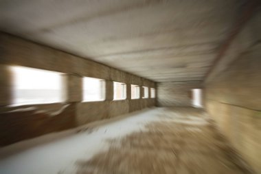 boş karlı depo. soğuk alan içinde. kapalı oda. beton zeminüzerinde kar kayması.