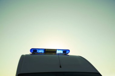 Acil ambulans araba, ayrıntı hizmet işaretleri çatısı yakın çekim. 