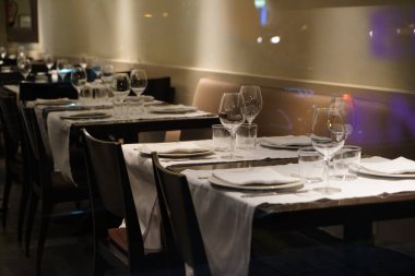 Cafe ya da restoranda yemek masalarını ayarla. Restoranda güzel servis edilen masalar.. 