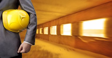 mühendis veya çalışan gövde ambar arka planda işçiler güvenlik için el Sarı kask tutun