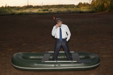 Kürekli kürekli sandaldaki adam. teknede işadamı 
