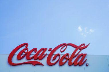 Moskova, Rusya - 28 Haziran 2018: Amerikalı gazlı meşrubat Atlanta, Georgia, ABD Coca-Cola Company tarafından üretilen Coca-Cola Logo (Kok) olduğunu 