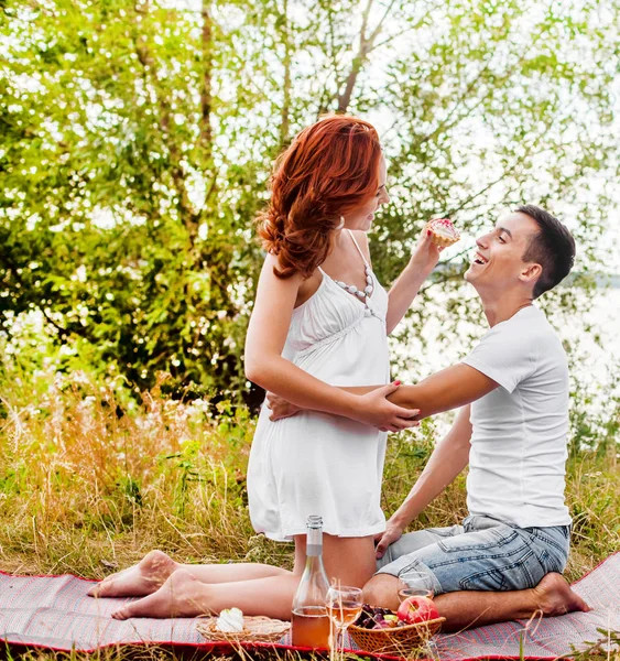 幸福的年轻夫妇野餐 — 图库照片