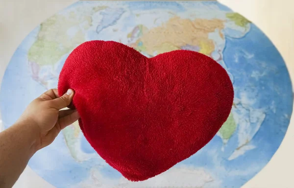 Mano Masculina Sosteniendo Almohada Roja Forma Corazón Fondo Del Mapa — Foto de Stock