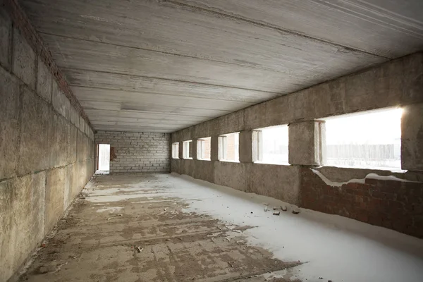 Leere Verschneite Lagerhallen Kalten Raum Innenraum Schneeverwehungen Auf Betonboden — Stockfoto