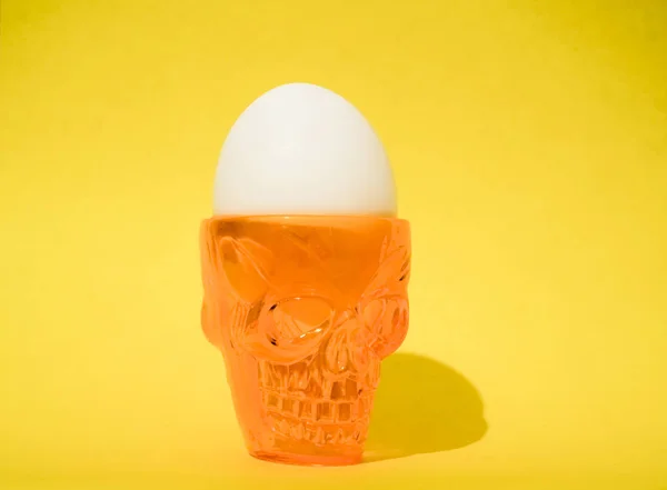 Huevo Blanco Dentro Del Cráneo Humano Aislado Sobre Fondo Amarillo — Foto de Stock
