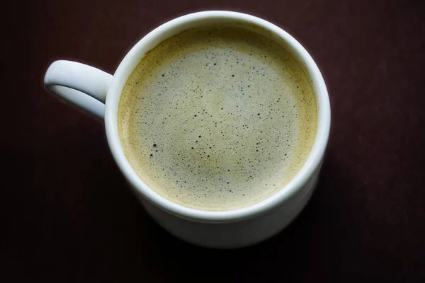 Черный Кофе Кофе Белый Чашка Вид Сверху Изолирован Коричневом Фоне — стоковое фото