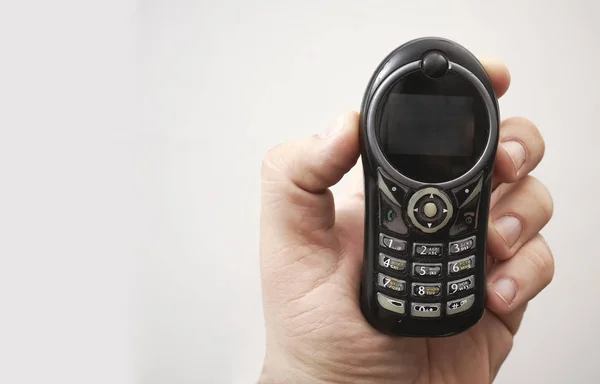 Αρσενική Χέρι Κρατά Ένα Vintage Μαύρο Κελί Κινητό Τηλέφωνο Απομονωμένα — Φωτογραφία Αρχείου