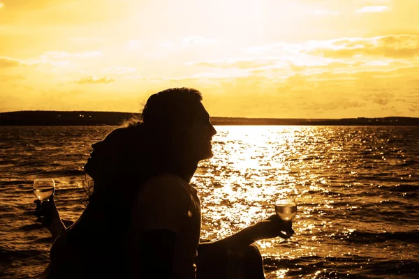 Silhouetten Von Mann Und Frau Mit Champagnergläsern — Stockfoto