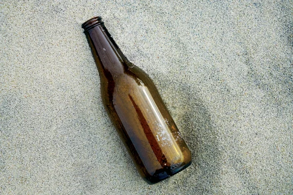 Eski Kahverengi Bira Şişe Kum Üzerinde Bir Plaj Üstten Görünüm — Stok fotoğraf