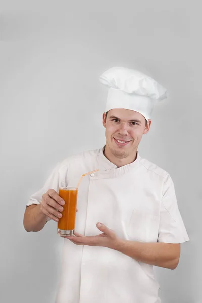 Bell Uomo Con Uniforme Chef Che Beve Succo Arancia Fresco — Foto Stock