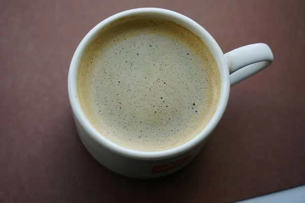 Schwarzer Kaffee Einer Weißen Tasse Draufsicht Isoliert Auf Braunem Hintergrund — Stockfoto