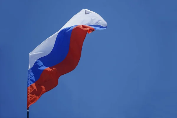 Bandiera Russa Contro Sfondo Cielo Blu — Foto Stock