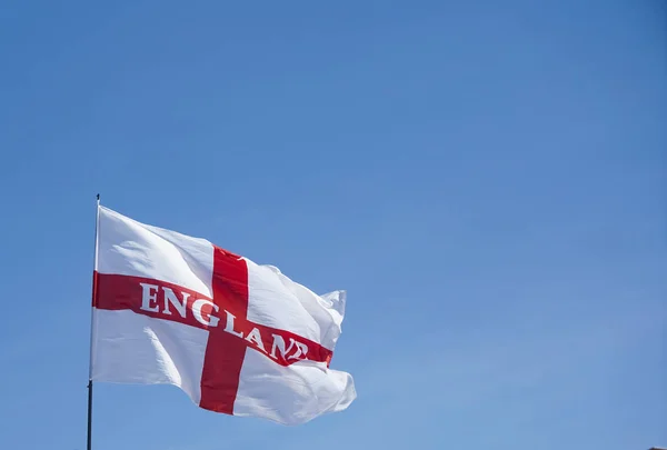 England Weiße Flagge Mit Rotem Kreuz Vor Blauem Himmel — Stockfoto