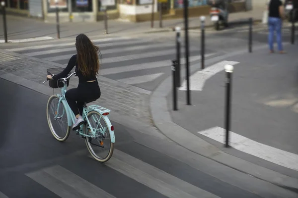 Vista Desde Parte Trasera Bicicleta Mujer Para Trabajar Una Ciudad — Foto de Stock