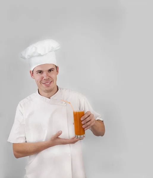 Schöner Mann Kochuniform Trinkt Frischen Orangensaft — Stockfoto