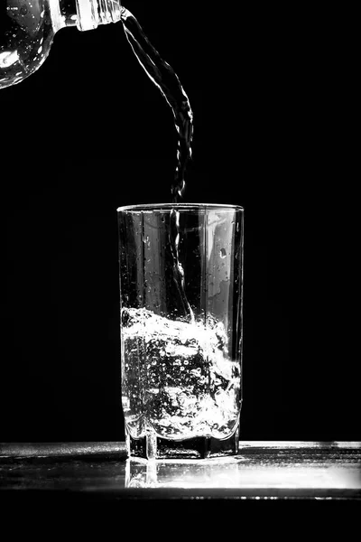 Verser Eau Dans Verre Sur Fond Noir — Photo