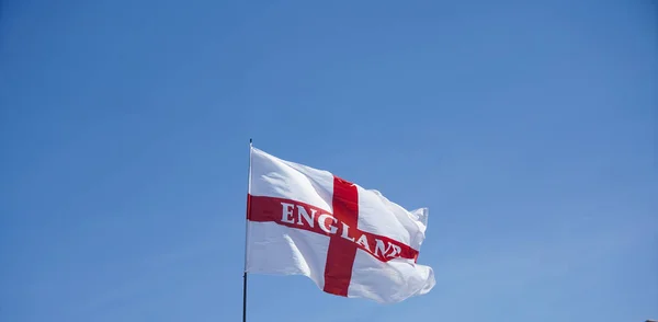 England Weiße Flagge Mit Rotem Kreuz Vor Blauem Himmel — Stockfoto