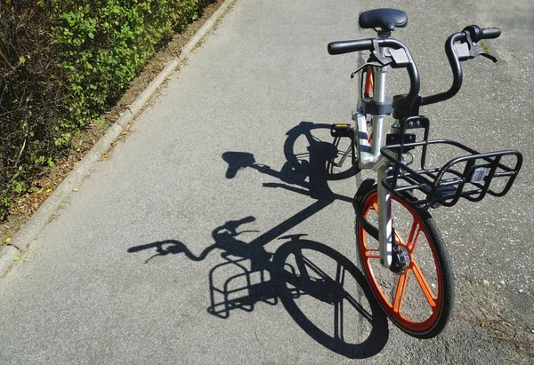 Modern Cykel Med Skugga Gatan Solig Dag — Stockfoto