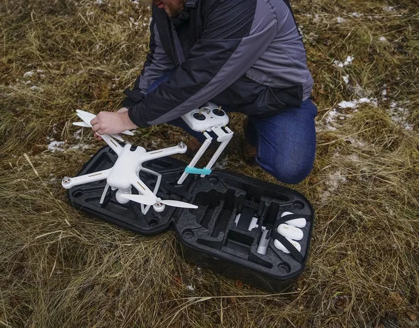 Uomo Che Usa Telecomando Del Drone Vista Dall Alto Stagione — Foto Stock