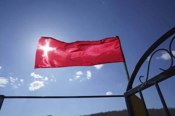 Bandera Roja Con Cruz Blanca Valla Metal Con Puerta Abierta — Foto de Stock