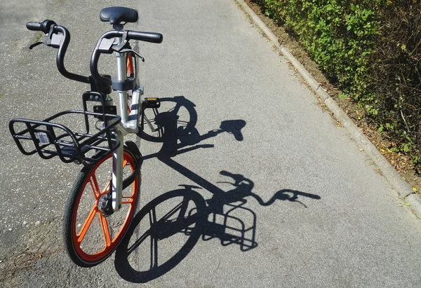 Современный Велосипед Тенью Улице Солнечный День — стоковое фото