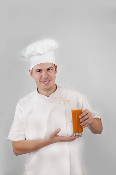 Bonito Homem Vestindo Uniforme Chef Bebendo Suco Laranja Fresco — Fotografia de Stock