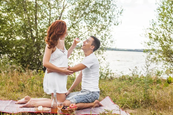 Feliz Jovem Casal Piquenique — Fotografia de Stock