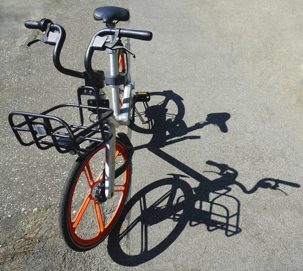 通りに影で現代の自転車 晴れた日 — ストック写真