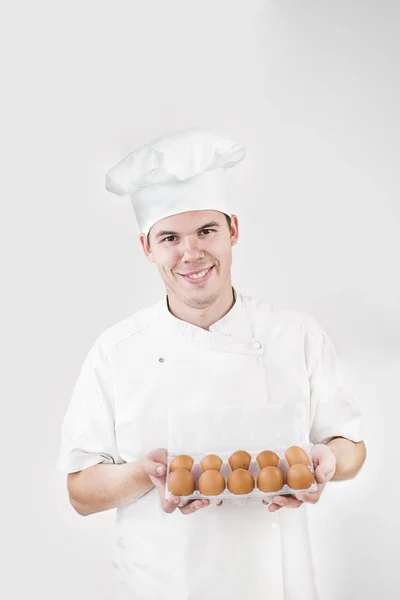 Красива Молода Матуся Уніформі Шеф Кухаря Тримає Руках Коричневі Яйця — стокове фото