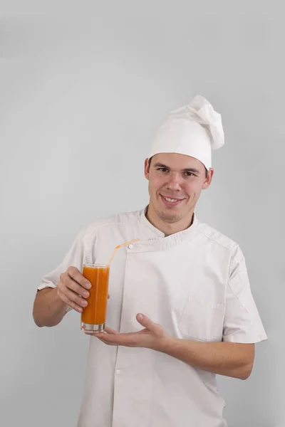 Schöner Mann Kochuniform Trinkt Frischen Orangensaft — Stockfoto