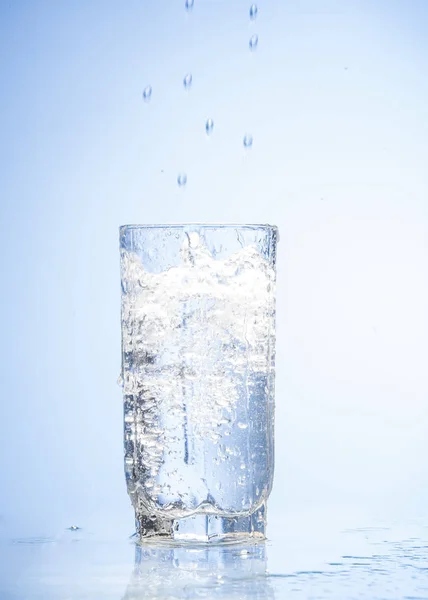 Respingos Água Vidro Isolado Fundo Branco Azul — Fotografia de Stock