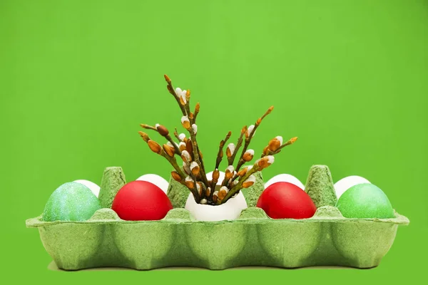 緑の壁紙の背景の つの白い卵の内側の芽と分岐します ハッピー イースター — ストック写真