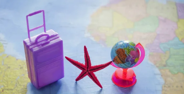 Walizka Czerwona Gwiazda Morska Mapa Globu Światowe Podróże Wykonane Kolorowych — Zdjęcie stockowe