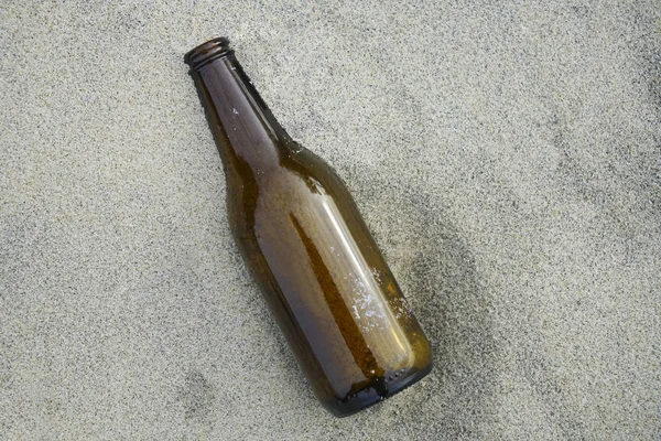 Old Brown Beer Bottle Sand Beach Top View — Stock Photo, Image