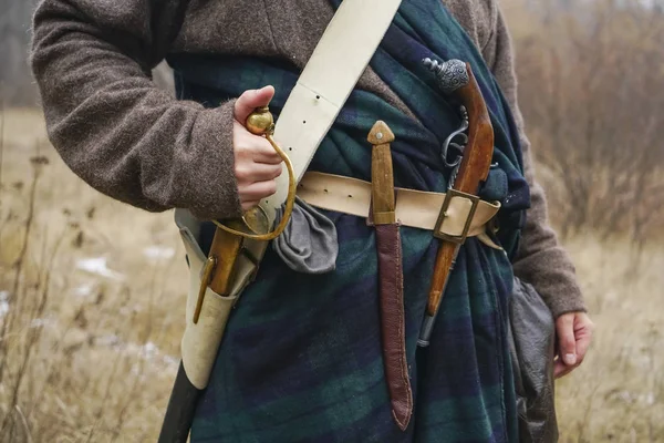 Ретро Старый Меч Нож Старый Пистолет Висят Поясе Шотландского Плаща — стоковое фото